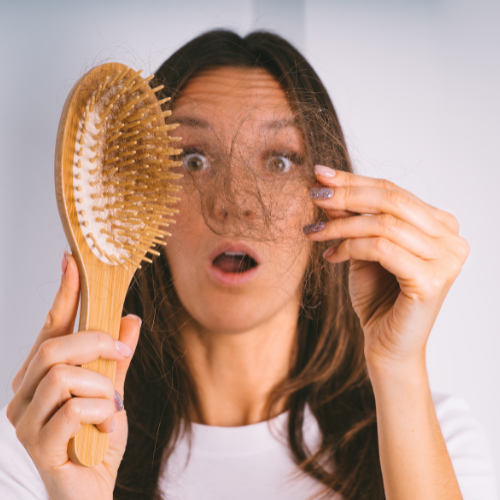 La Perte de cheveux : causes, solutions et produits efficaces